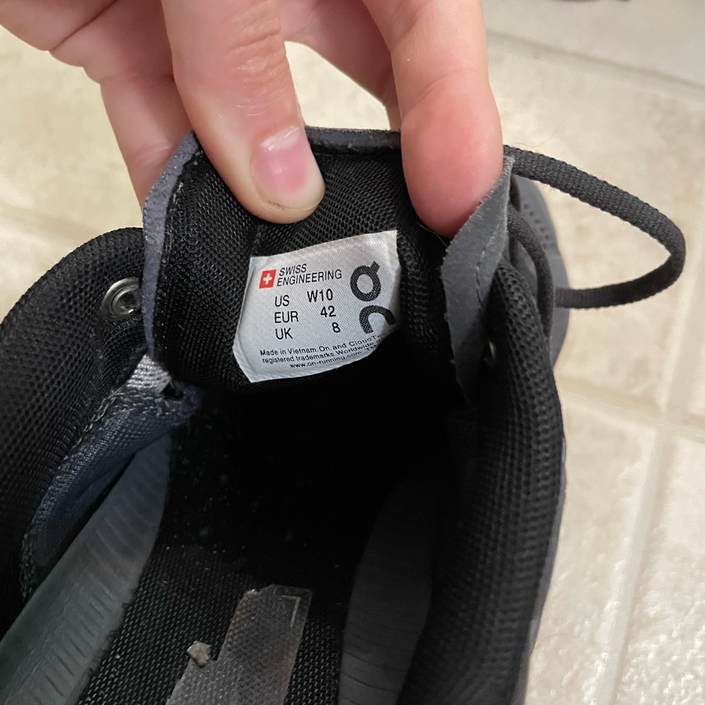 On Cloudflow running shoes - Picture 3 of 5